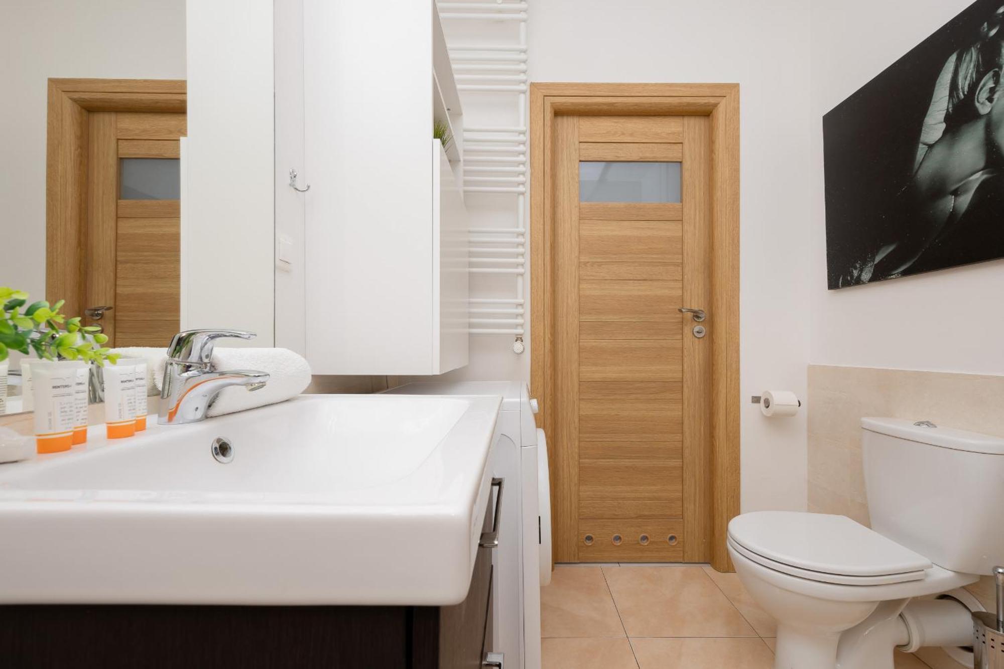 City Apartment With Parking Near Metro Mlociny By Noclegi Renters Varşova Dış mekan fotoğraf